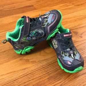 Monster Jam Size 1 (Kids) Light Up Velcro Sneakers in Black/Grey/Lime
